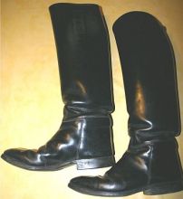 Alte Reitstiefel mit abgesackten Schaft